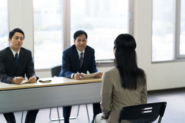 面接を受ける女性