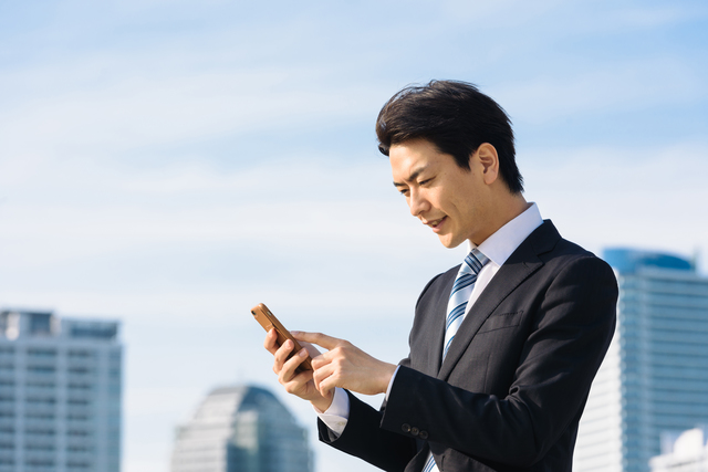 スマホを見る男性