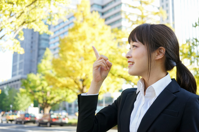 指をさす女性