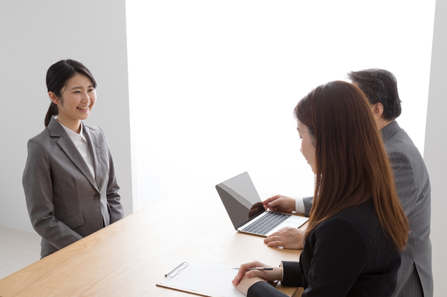 採用面接を受ける女性