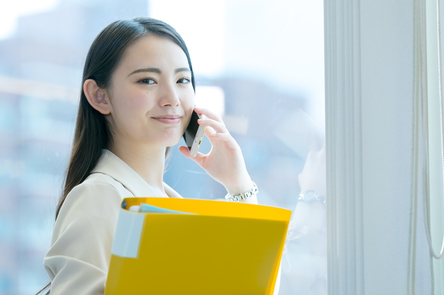 電話する女性