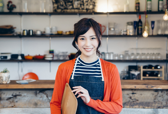 カフェで働く女性